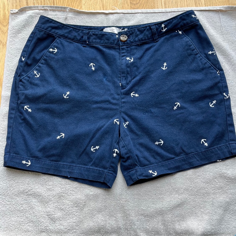 Docker's Women's Shorts. Size 12.  97% Cotton; 3% Elastane.